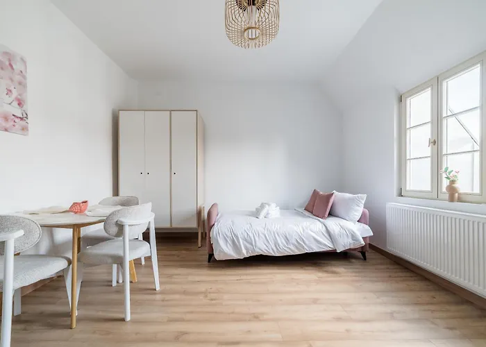 Wilson Park Serene By Bookinghost * Poznań