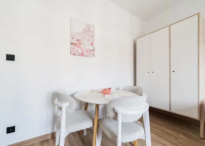 Wilson Park Serene By Bookinghost * Poznań