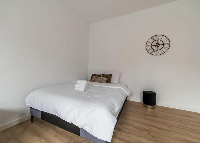 Wilson Park Serene By Bookinghost * Poznań